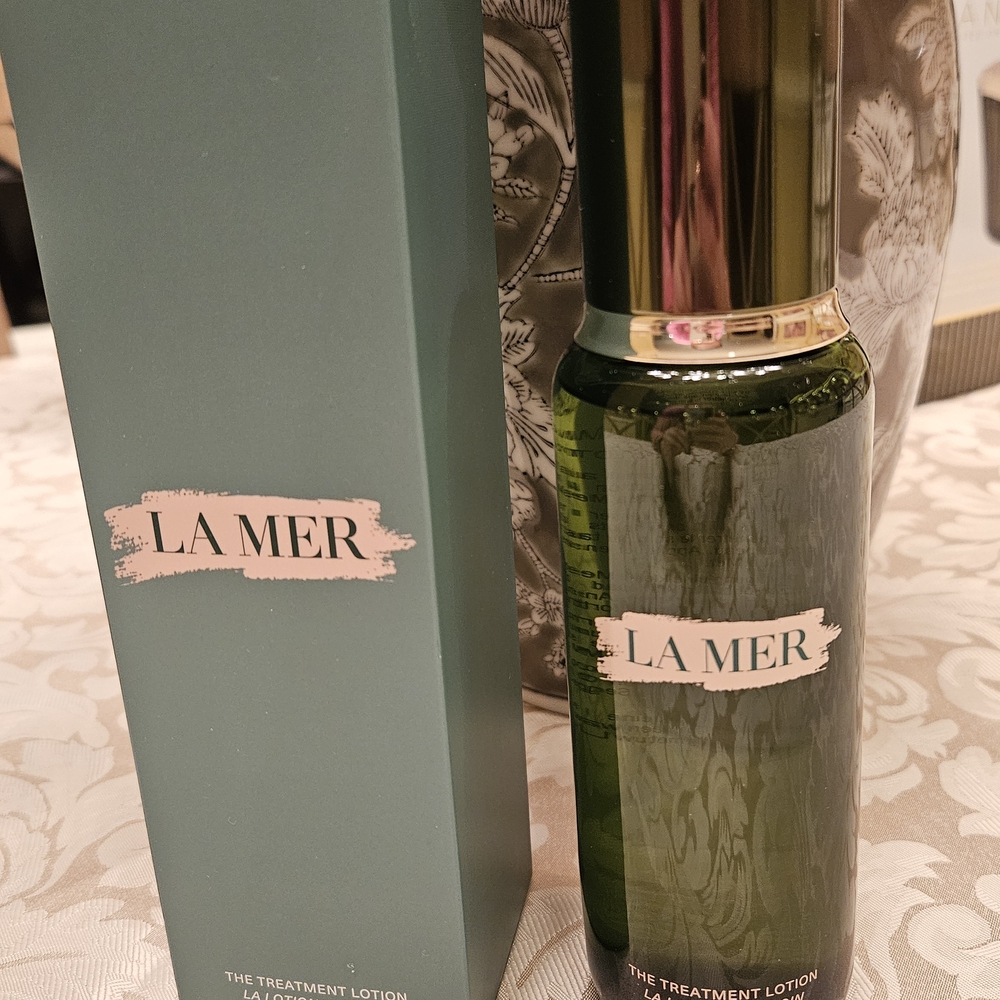 La Mer Green and Gold Treatment Lotion Serum Bottle